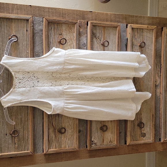 Miss Me cream LG lace sheer back top.  Chain neck, sheer over top sides/back - Picture 2 of 9